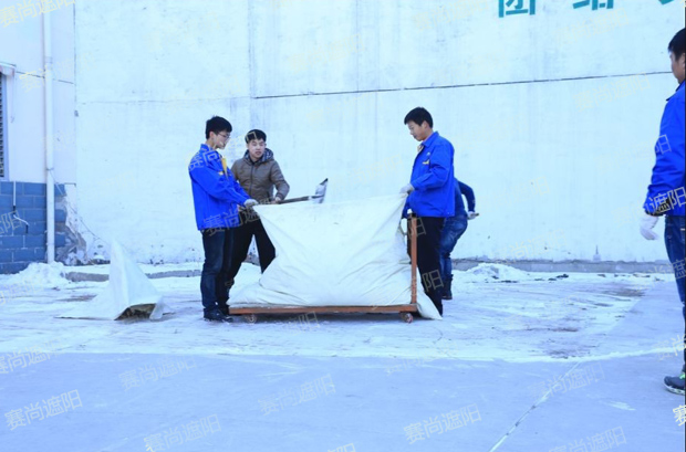 最后大家合力用拖車運走積雪掃雪圖片