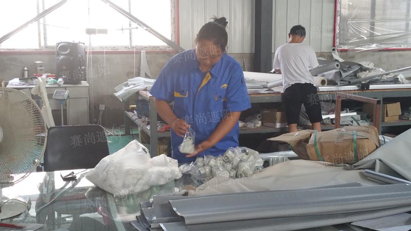 彭姐在整理產品配件 彭姐在整理產品配件