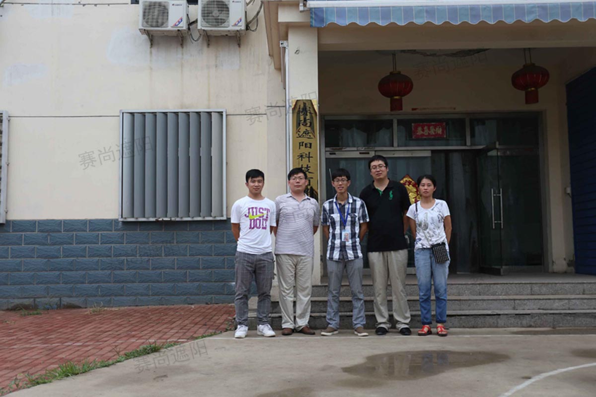 紅星地產客戶與公司領導見合影留念