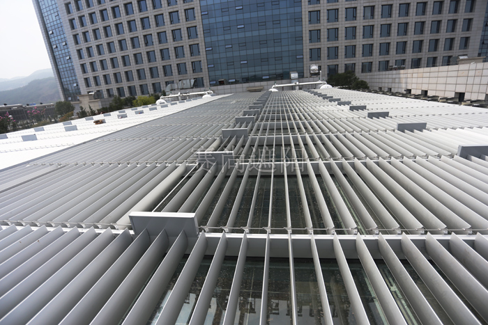 圖1：商業采光頂遮陽實景，戶外電動百葉