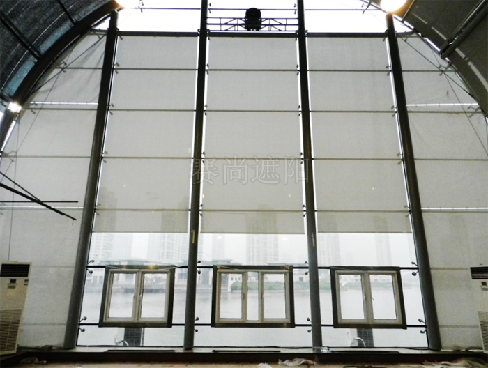 立面室內(nèi)采用電動卷簾遮陽應(yīng)用