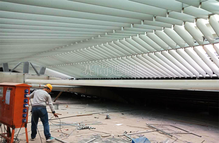 石家莊國(guó)際展覽中心300mm電動(dòng)梭形百葉遮陽(yáng)工程施工完畢后的實(shí)景圖