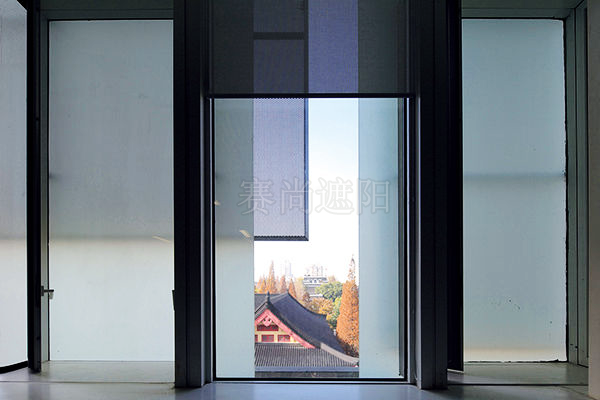 醫(yī)院建筑立面窗戶應(yīng)用卷簾遮陽(yáng)實(shí)景效果