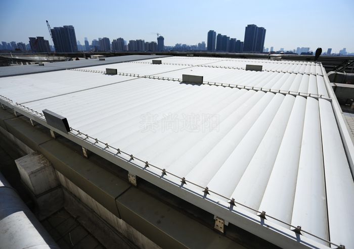 醫(yī)院建筑大廳采光頂上方應(yīng)用梭形百葉遮陽(yáng)實(shí)景效果