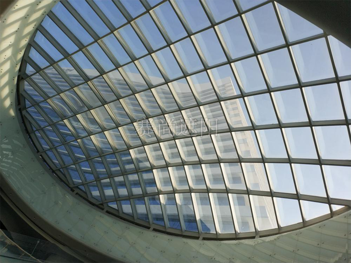 未安裝頂部遮陽系統前頂部玻璃幕墻實景圖