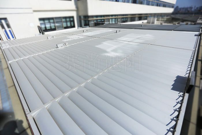 建筑玻璃頂部外遮陽活動百葉應用實景圖