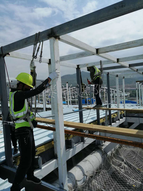 西寧新華聯(lián)國(guó)際旅游城采光頂遮陽(yáng)系統(tǒng)項(xiàng)目進(jìn)場(chǎng)施工