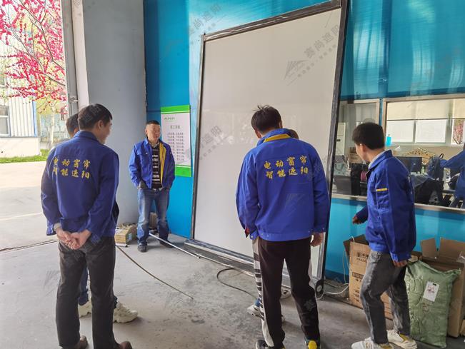 圖：戶外防風卷簾培訓現(xiàn)場