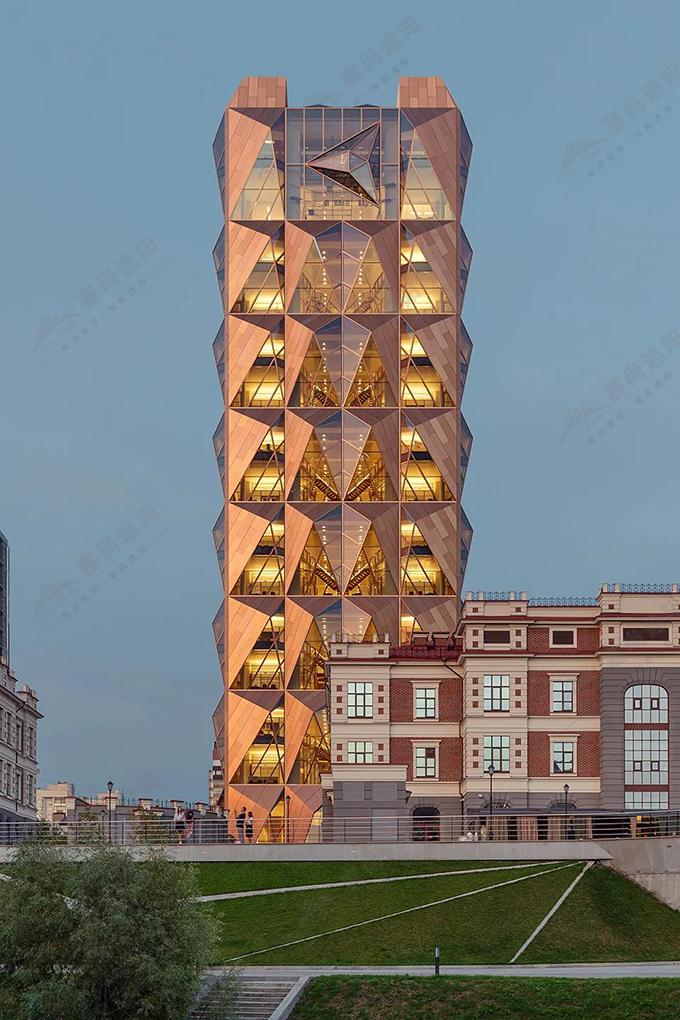 建筑的冠部結合了RCC的新標識