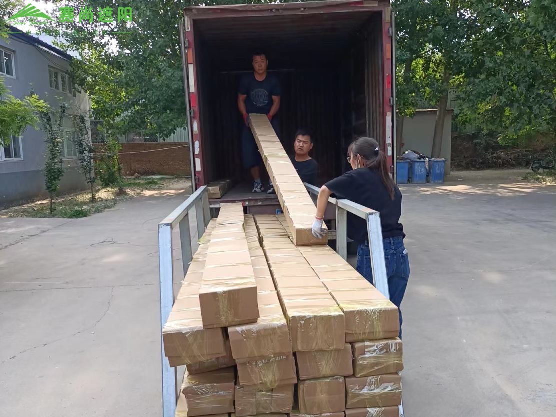 圖：防風卷簾裝車發(fā)貨